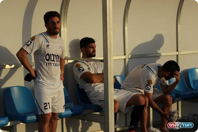 ספסל טברייני עצוב. לינדר (משמאל) וברז'יק במרכז (עודד חסין, BEST-BALL)